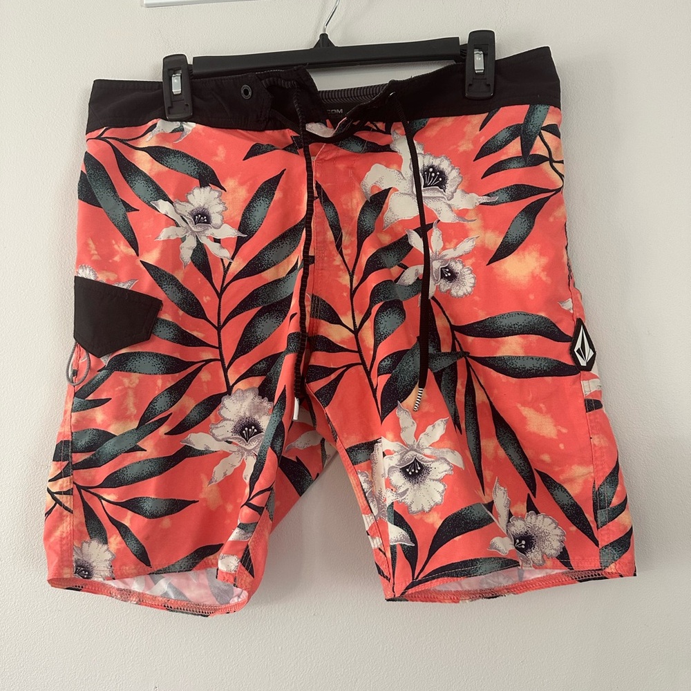 Volcom Men's Coral and Black Floral Board Shorts